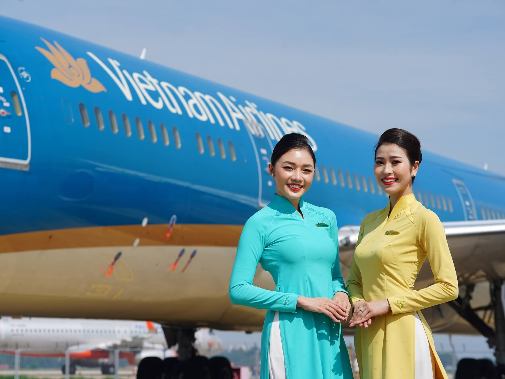 Tiếp viên Vietnam Airlines trong trang phục áo dài truyền thống