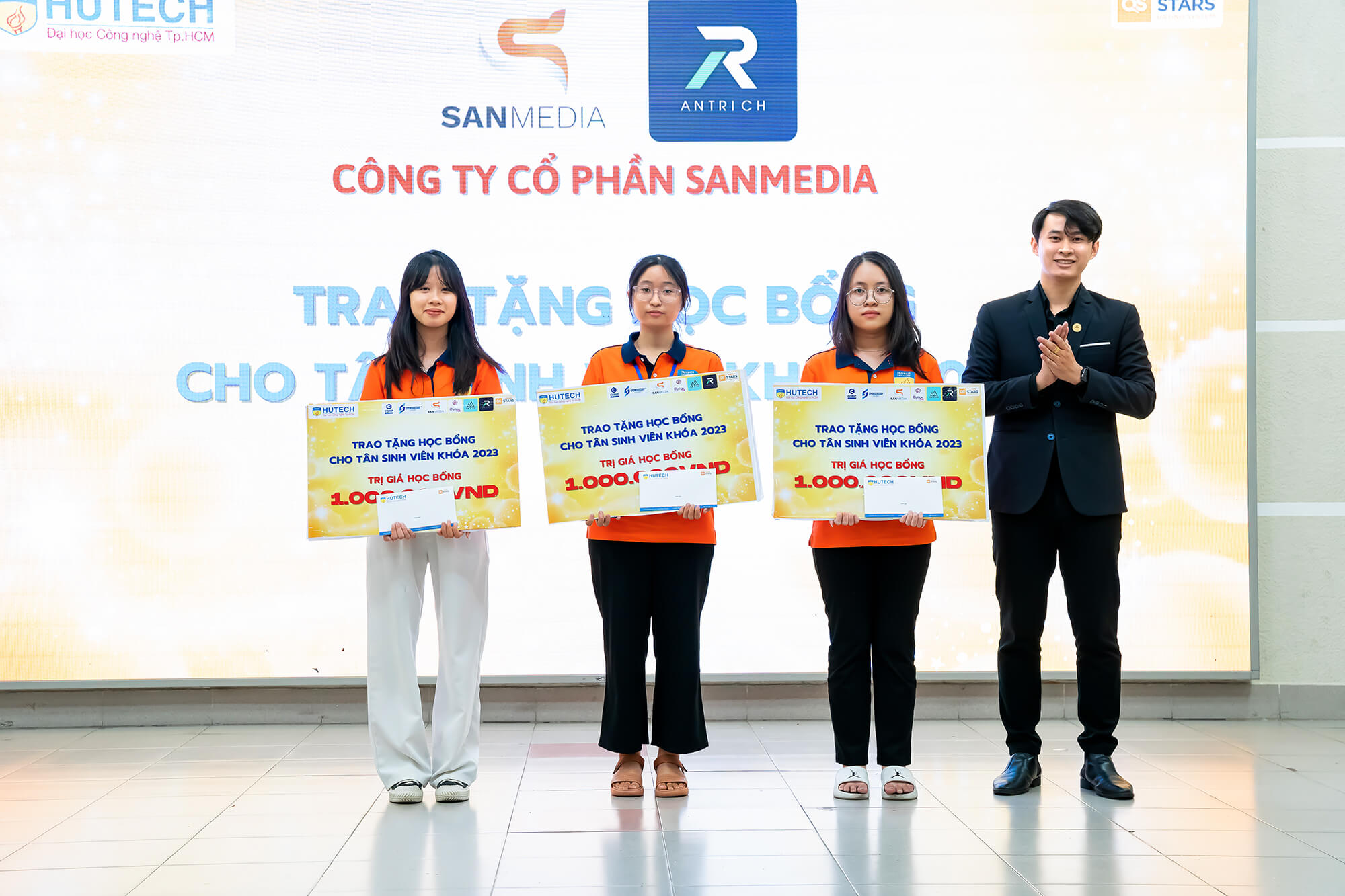 SanMedia trao tặng học bổng cho các tân sinh viên Đại học Hutech