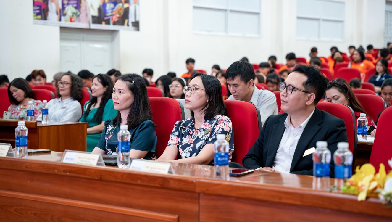 Đại diện các thầy cô trường Đại học Hutech tham dự chương trình