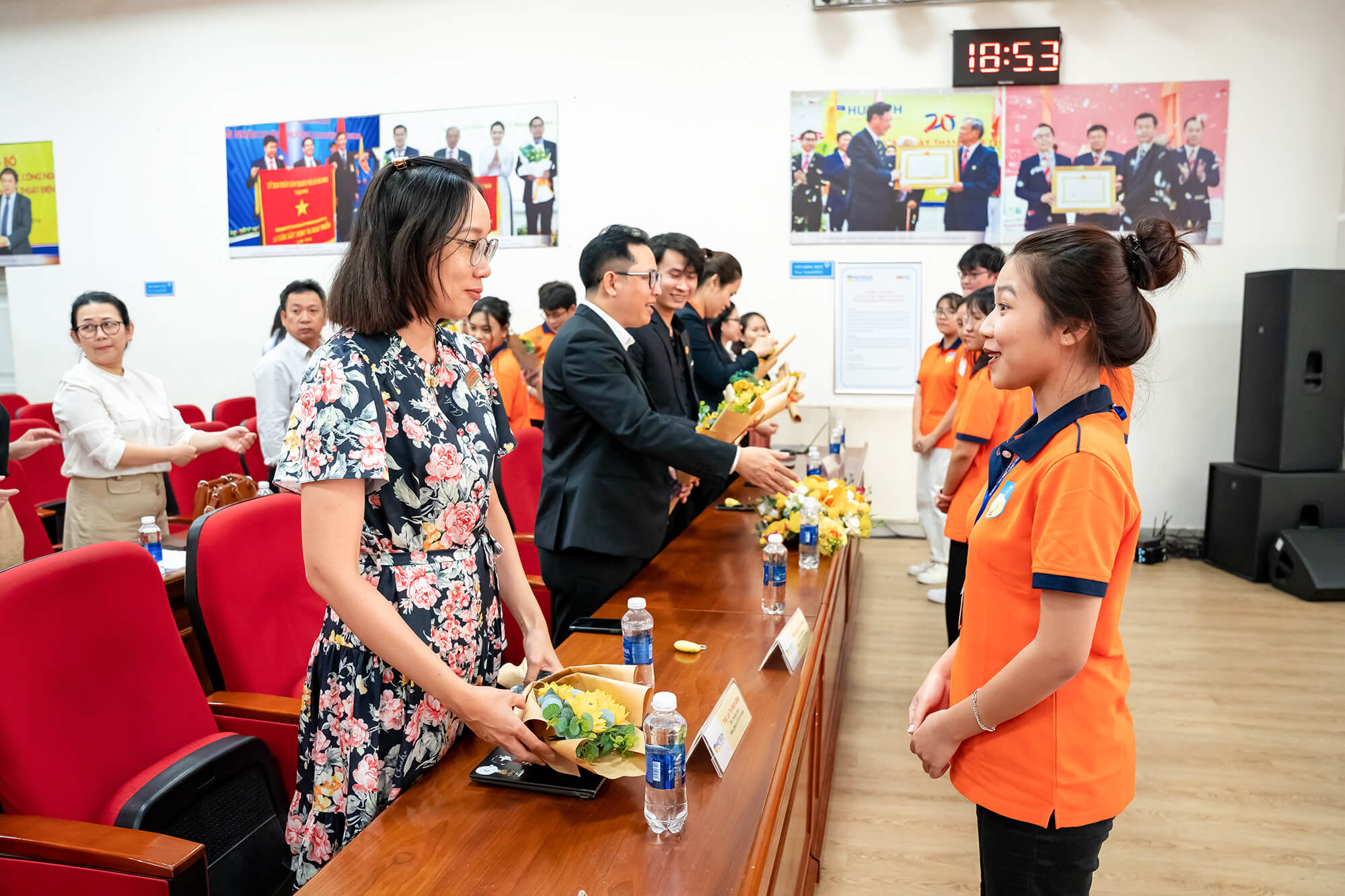 Làm quen với thầy cô là yếu tố quan trọng để các bạn tân sinh viên sớm hòa nhập với môi trường mới