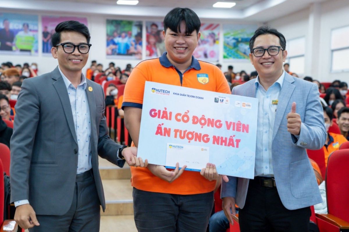 Anh Nguyễn Minh Thắng trao giải Cổ động viên ấn tượng nhất cho sinh viên